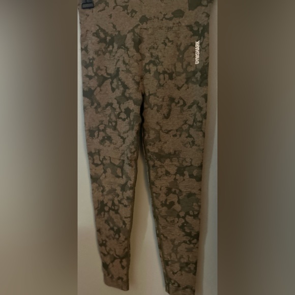 NEW GYMSHARK FLORAL CAMO BUM SCRUNCH REVERSIBLE  LEGGINGS large - Picture 4 of 10